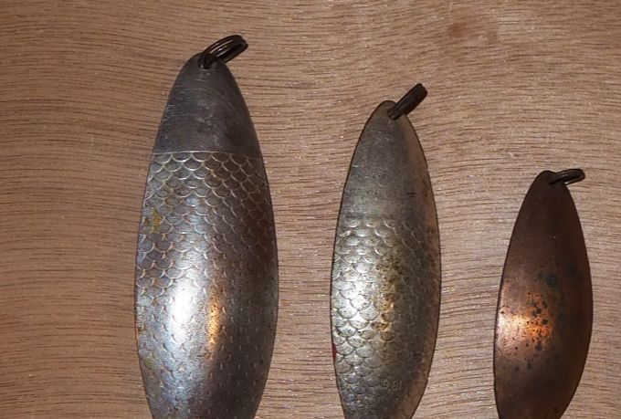 Torpedo i fire ulike størrelser sølv kobber og gull.