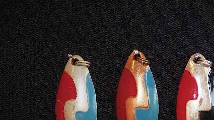 Siksak. En utrolig fin sluk med et unikt mønster. Disse er 8 gram. Fra venstre: sølv/rød/blå, kobber/rød/blå, sølv/rød/sort, kobber/rød/gul og kobber/sort/gul.