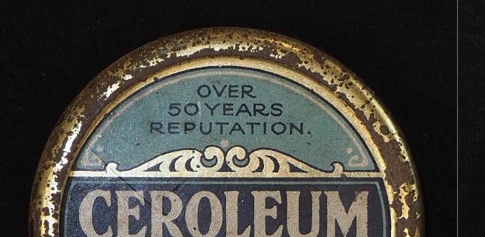 Ceroleum dressing fra J. E. Appleton, engelsk merke. Alder ukjent.
